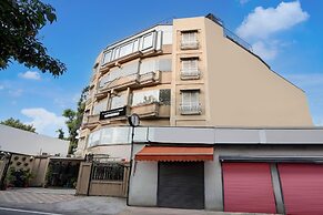 Elegant Stays With Rooftop Restro and Hill View