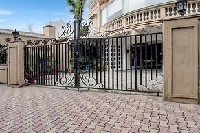 Elegant Stays With Rooftop Restro and Hill View