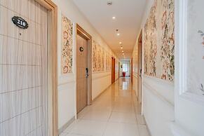 Elegant Stays With Rooftop Restro and Hill View