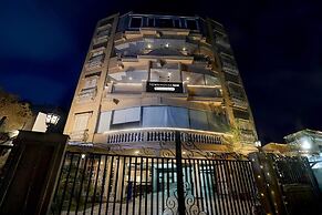 Elegant Stays With Rooftop Restro and Hill View