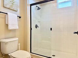 New Upscale 1BR Stay With Mini Golf Sauna Year-round Pool