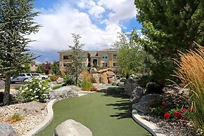 New Upscale 1BR Stay With Mini Golf Sauna Year-round Pool