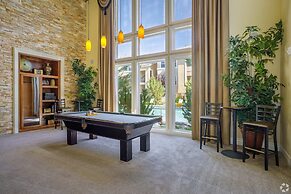 New Upscale 1BR Stay With Mini Golf Sauna Year-round Pool