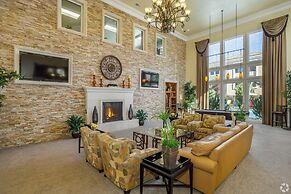 New Upscale 1BR Stay With Mini Golf Sauna Year-round Pool