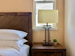 New Upscale 1BR Stay With Mini Golf Sauna Year-round Pool