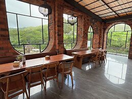 Caldera Hotel & Restaurant