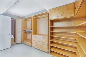 Ocean Comfort With Balcony and Pool