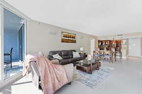 Ocean Comfort With Balcony and Pool