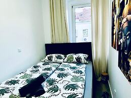 7BR Apt for 15P Near Schönbrunn