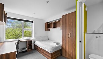 8 Bed Apartment @ Derriford Stays by Pureserviced