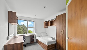 8 Bed Apartment @ Derriford Stays by Pureserviced