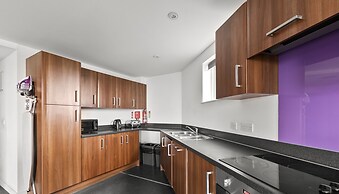 8 Bed Apartment @ Derriford Stays by Pureserviced