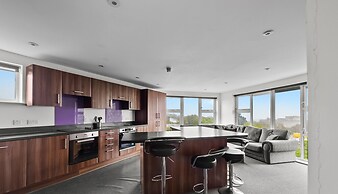 8 Bed Apartment @ Derriford Stays by Pureserviced