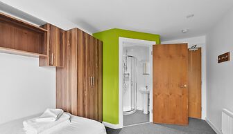 8 Bed Apartment @ Derriford Stays by Pureserviced