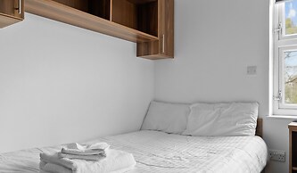 8 Bed Apartment @ Derriford Stays by Pureserviced