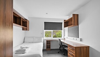 8 Bed Apartment @ Derriford Stays by Pureserviced
