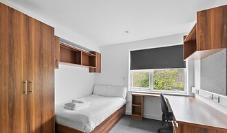 8 Bed Apartment @ Derriford Stays by Pureserviced