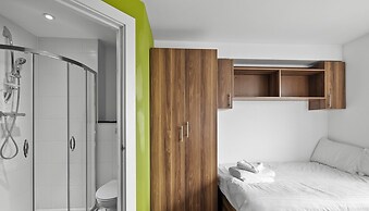 8 Bed Apartment @ Derriford Stays by Pureserviced