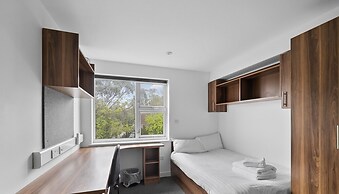 8 Bed Apartment @ Derriford Stays by Pureserviced