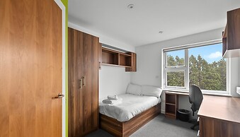 8 Bed Apartment @ Derriford Stays by Pureserviced