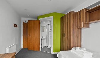 8 Bed Apartment @ Derriford Stays by Pureserviced