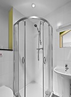 8 Bed Apartment @ Derriford Stays by Pureserviced