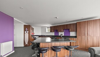 8 Bed Apartment @ Derriford Stays by Pureserviced