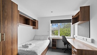 8 Bed Apartment @ Derriford Stays by Pureserviced