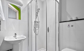 8 Bed Apartment @ Derriford Stays by Pureserviced