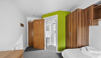 8 Bed Apartment @ Derriford Stays by Pureserviced