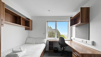 8 Bed Apartment @ Derriford Stays by Pureserviced