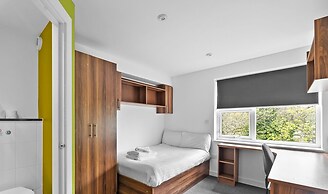 5 Bed Apartment @ Derriford Stays by Pureserviced