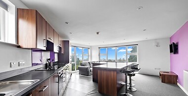 5 Bed Apartment @ Derriford Stays by Pureserviced