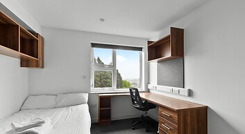 5 Bed Apartment @ Derriford Stays by Pureserviced