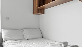 5 Bed Apartment @ Derriford Stays by Pureserviced