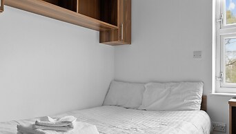 5 Bed Apartment @ Derriford Stays by Pureserviced