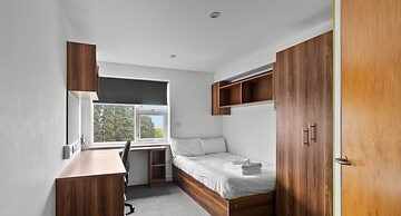 5 Bed Apartment @ Derriford Stays by Pureserviced