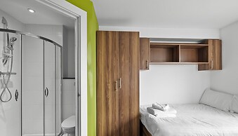 5 Bed Apartment @ Derriford Stays by Pureserviced