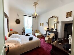 Le Château D'Estrac