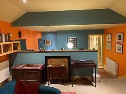 Cosy and Stylish Cottage in Thornhill
