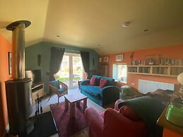 Cosy and Stylish Cottage in Thornhill