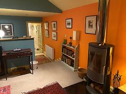 Cosy and Stylish Cottage in Thornhill