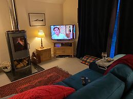 Cosy and Stylish Cottage in Thornhill