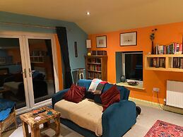 Cosy and Stylish Cottage in Thornhill