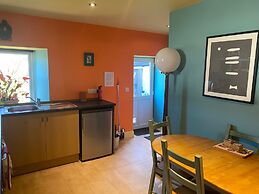 Cosy and Stylish Cottage in Thornhill