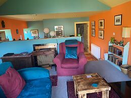 Cosy and Stylish Cottage in Thornhill