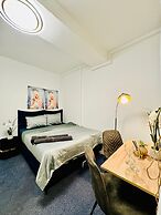 Spacious 7BR Apartment Prime Location