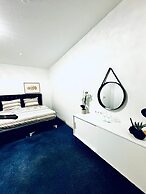 Spacious 7BR Apartment Prime Location