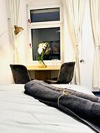 Spacious 7BR Apartment Prime Location