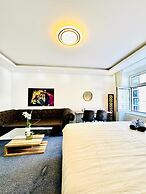 Spacious 7BR Apartment Prime Location